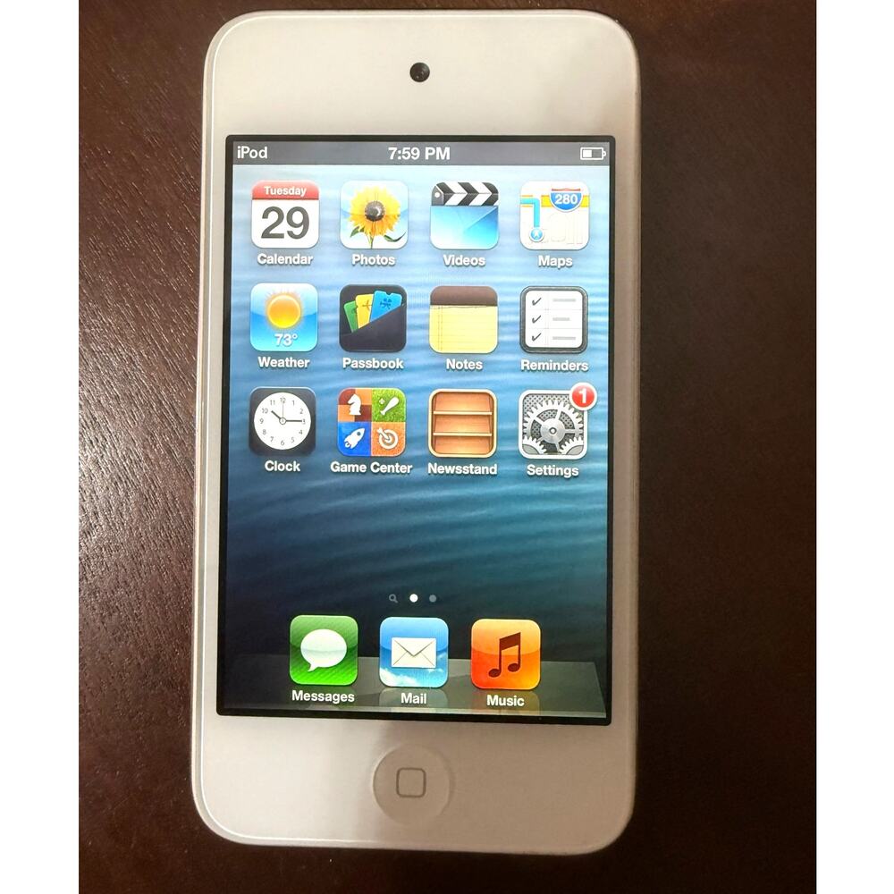 Apple iPod Touch 4th Generation A1367 16GB White w/ Charging Cord